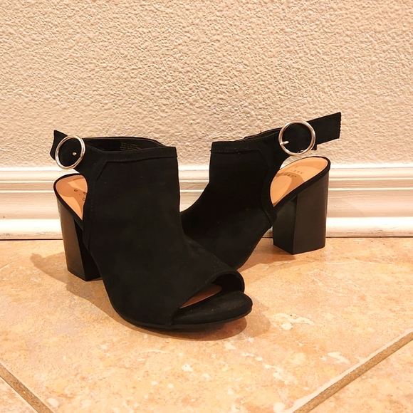 Shoes - Black strappy heel